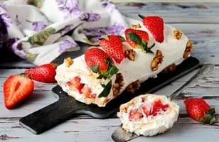 Morengo roll with strawberries