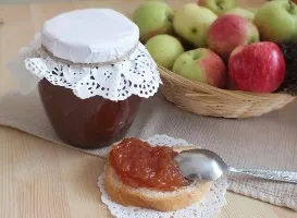 Apple jam with cinnamon