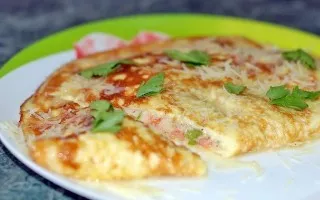 Omelet with bell peppers and tomatoes