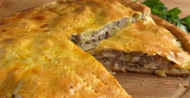 Simple meat pie with potatoes