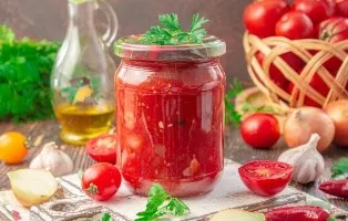 Tomato and onion sauce for the winter