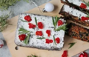 Spicy Christmas cake with dried fruits