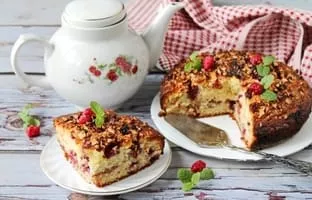 Pie with raspberries and nuts