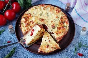 Pie with cheese and tomatoes from puff pastry