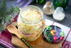 Sauerkraut with apples for the winter