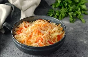 Sauerkraut with bell peppers for the winter