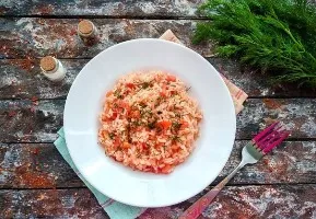 Rice with garlic and tomatoes