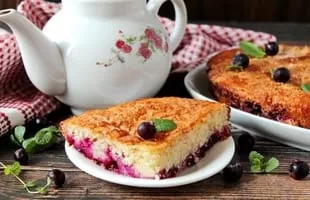 Frozen currant cake