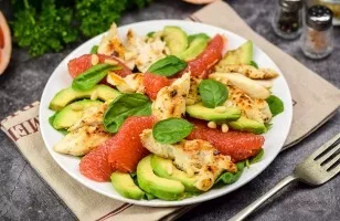 Salad with grapefruit, chicken and avocado