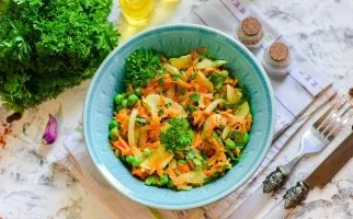 Salad with fried onions and carrots