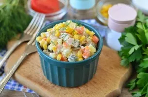 Salad with ham and corn