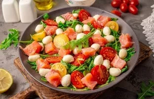 Salad with salmon, mozzarella and rukola