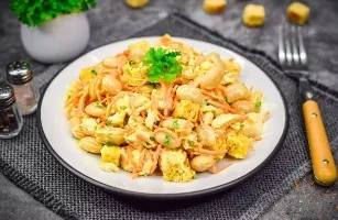 Salad with beans, chicken and toast