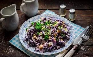 Salad with red cabbage and corn