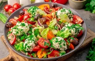 Salad with ricotta balls