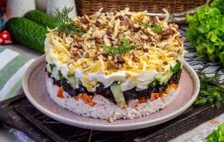 Salad with smoked chicken, prunes and walnuts