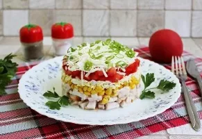 Salad with smoked chicken and hot dog cheese