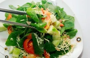 Salad with spinach and cheese