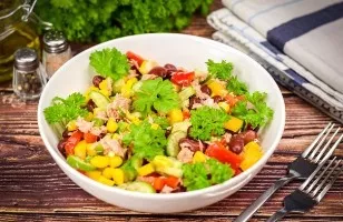 Salad with tuna and red beans