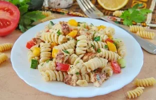 Salad with chicken and pasta