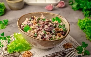 Salad with chicken, beans and walnuts