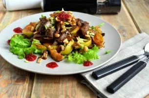 Salad with chicken liver and apples