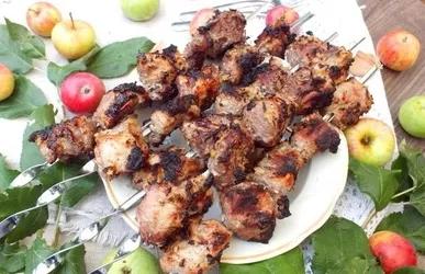 Marinating barbecue with apples