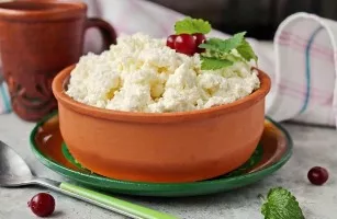 Delicious cottage cheese from milk and sour cream