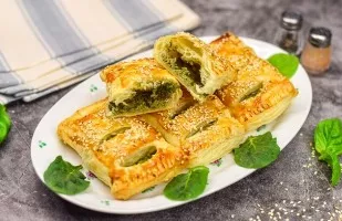 Puff pastry cakes with ricotta and spinach