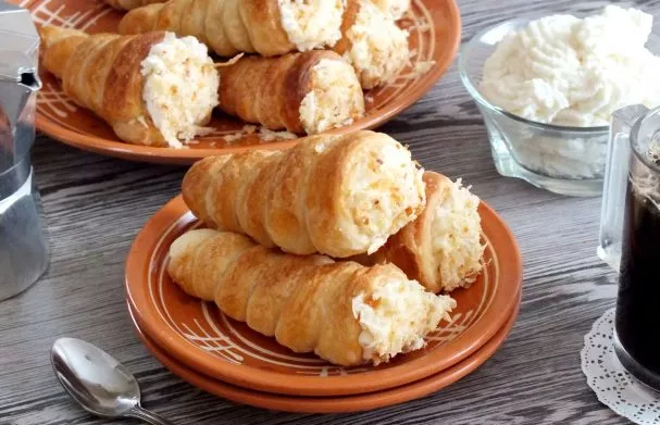 Rolls with cottage cheese cream