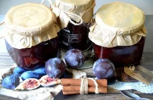 Plum jam with cinnamon