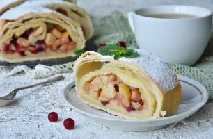 Strudel with apples and lingonberries