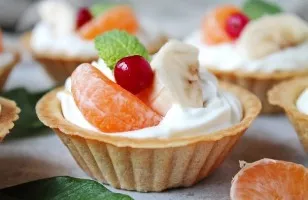 Tartlets with fruits and whipped cream