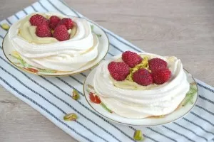 Cake Pavlova with raspberries and pistachios