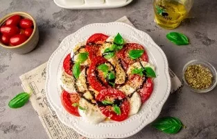 Appetizer with mozzarella cheese