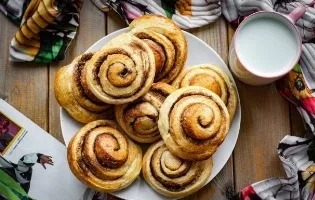 Vanilla buns with sugar and cinnamon