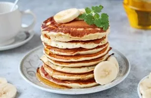 Vanilla pancakes with milk