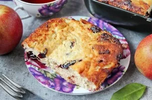 Cottage cheese casserole with prunes and apples