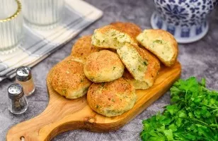 Cottage cheese buns with herbs