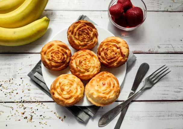 Cottage cheese buns with strawberries