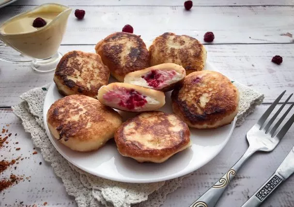 Curd cakes with raspberry filling