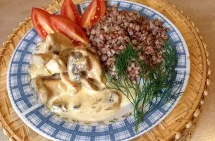 Chicken in cream sauce with mushrooms