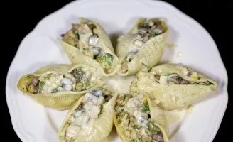 Chicken and mushroom stuffed pasta