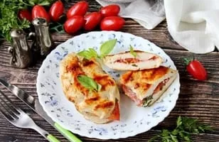 Chicken with basil and tomatoes