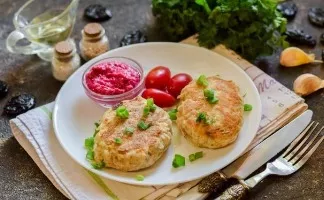 Chicken cutlets with prunes