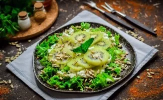 Green salad with kiwi