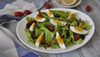 Green salad with red fish